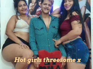 Hot_girls_threesome_x